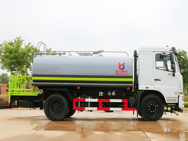 國(guó)六華神灑水車(chē)