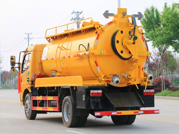 國(guó)六大多利卡清洗吸污車(chē)