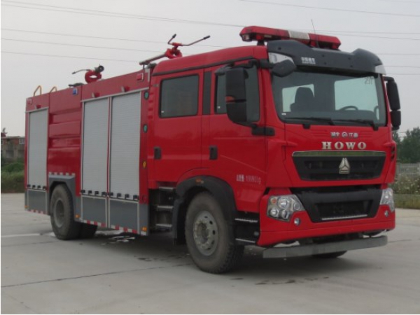 重汽豪沃干粉水泡沫聯(lián)用消防車