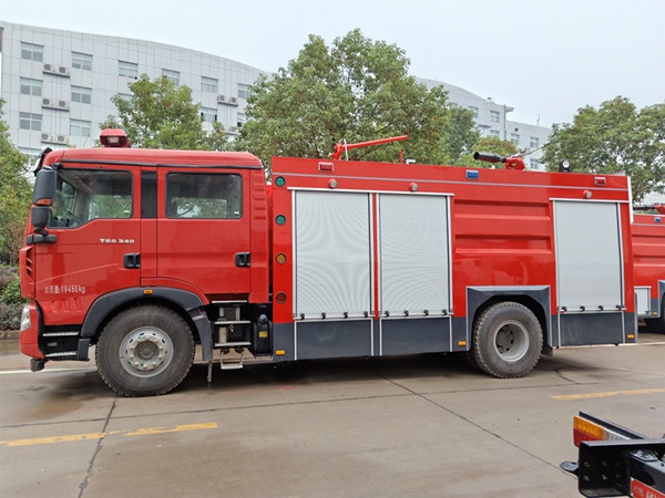重汽豪沃干粉水泡沫聯(lián)用消防車