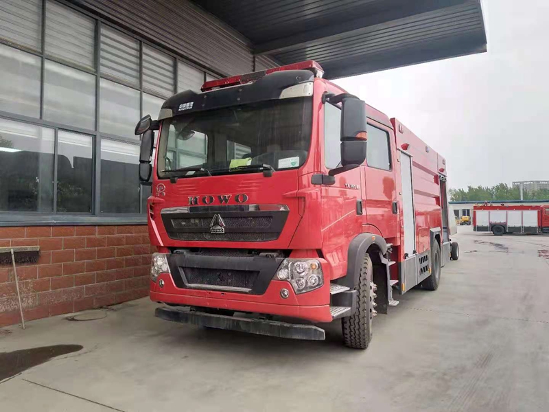 國(guó)六重汽豪沃8噸水罐消防車