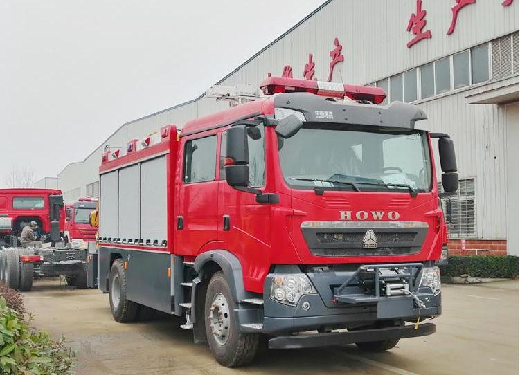 重汽汕德卡搶險(xiǎn)救援消防車