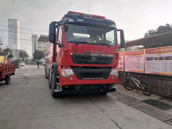 國(guó)六重汽豪沃消防車24噸水罐消防車