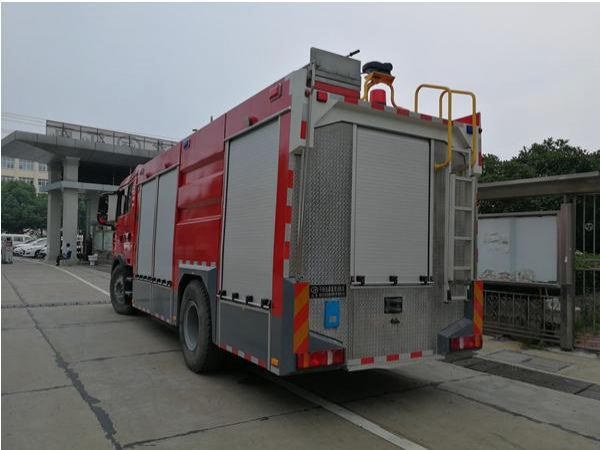 重汽豪沃干粉泡沫聯(lián)用消防車