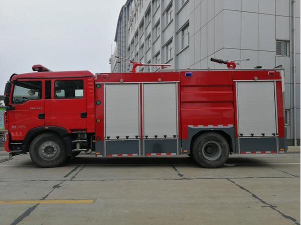 重汽豪沃干粉泡沫聯(lián)用消防車
