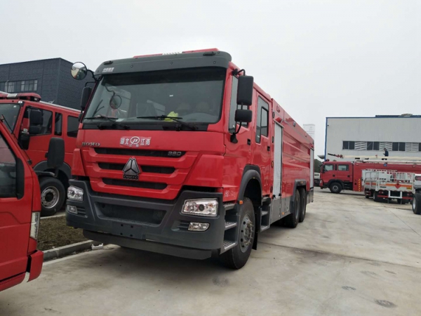 國(guó)六重汽豪沃16噸水罐消防車(chē)