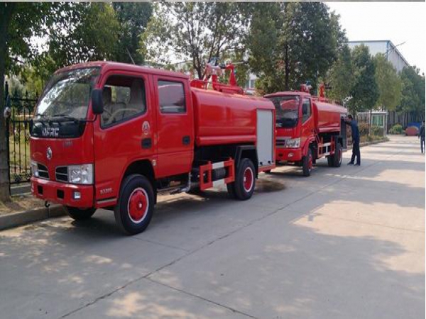 東風(fēng)多利卡雙排座消防灑水車(chē)3噸