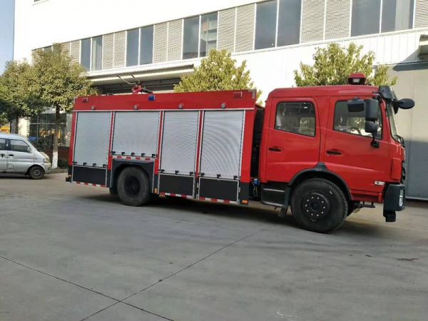 國(guó)六東風(fēng)5.5噸水罐消防車(chē)