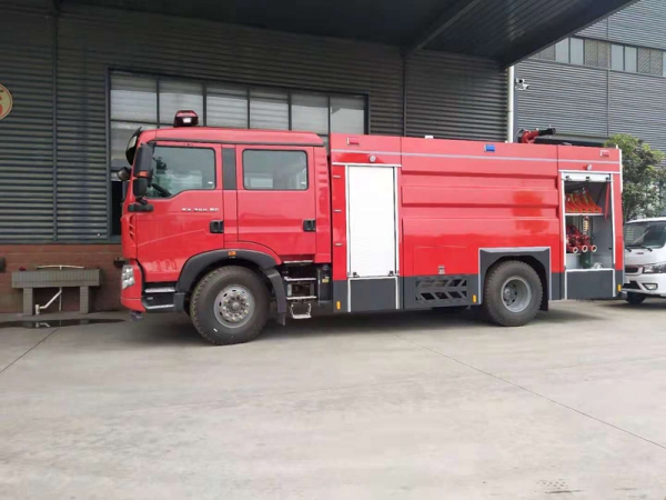 國六重汽豪沃8噸水罐消防車
