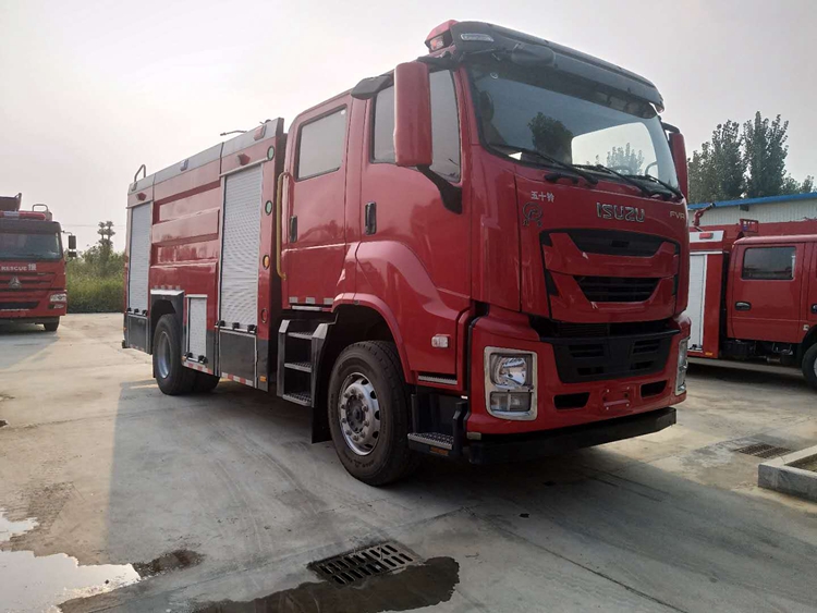 國(guó)六五十鈴6噸水罐消防車