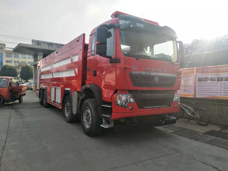 國(guó)六重汽豪沃消防車(chē)24噸水罐消防車(chē)