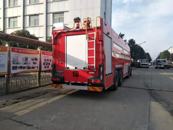 國(guó)六重汽豪沃消防車24噸水罐消防車