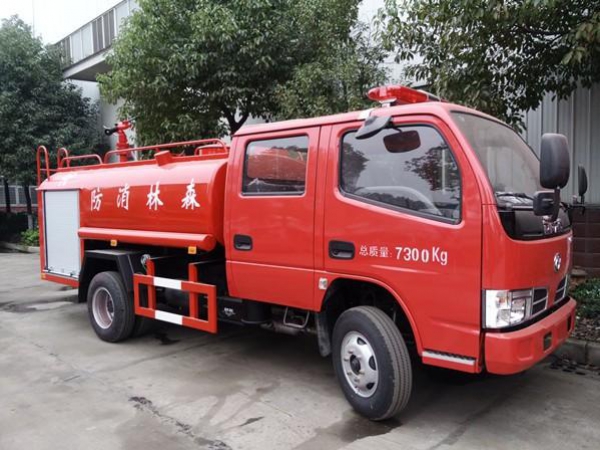 東風(fēng)多利卡雙排座消防灑水車(chē)3噸