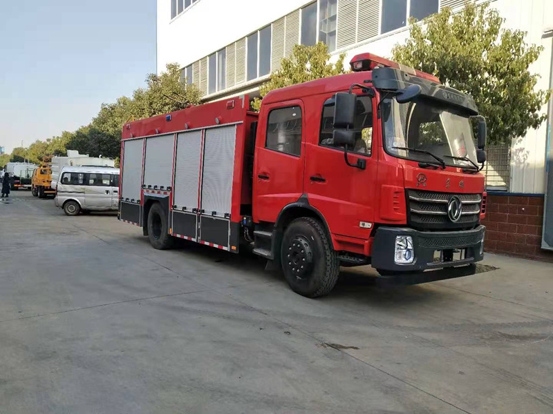 國(guó)六東風(fēng)5.5噸水罐消防車