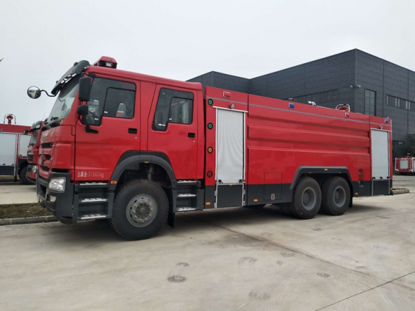 國(guó)六重汽豪沃16噸水罐消防車(chē)