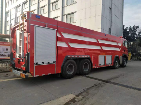 國(guó)六重汽豪沃消防車24噸水罐消防車